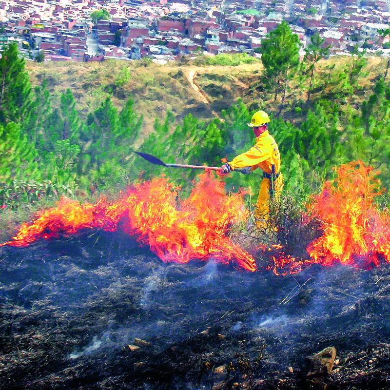 En Antioquia urge dotar mejor a los cuerpos de bomberos y abandonar prácticas que propician la aparición de incendios. FOTO Juan Antonio Sánchez