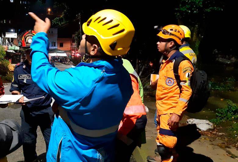 Personal del Dagrd adelanta evaluación del perímetro afectado en la zona. Foto Cortesía
