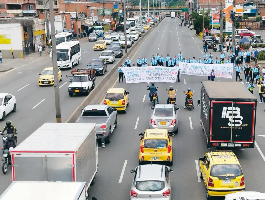 Los agentes de la Secretaría de Movilidad de Medellín realizaron una manifestación en la autopista Norte en contra de los cambios de horario que les pretenden implementar.<b><span class="mln_uppercase_mln"> </span></b>FOTO<span class="mln_uppercase_mln">: Cortesía</span>