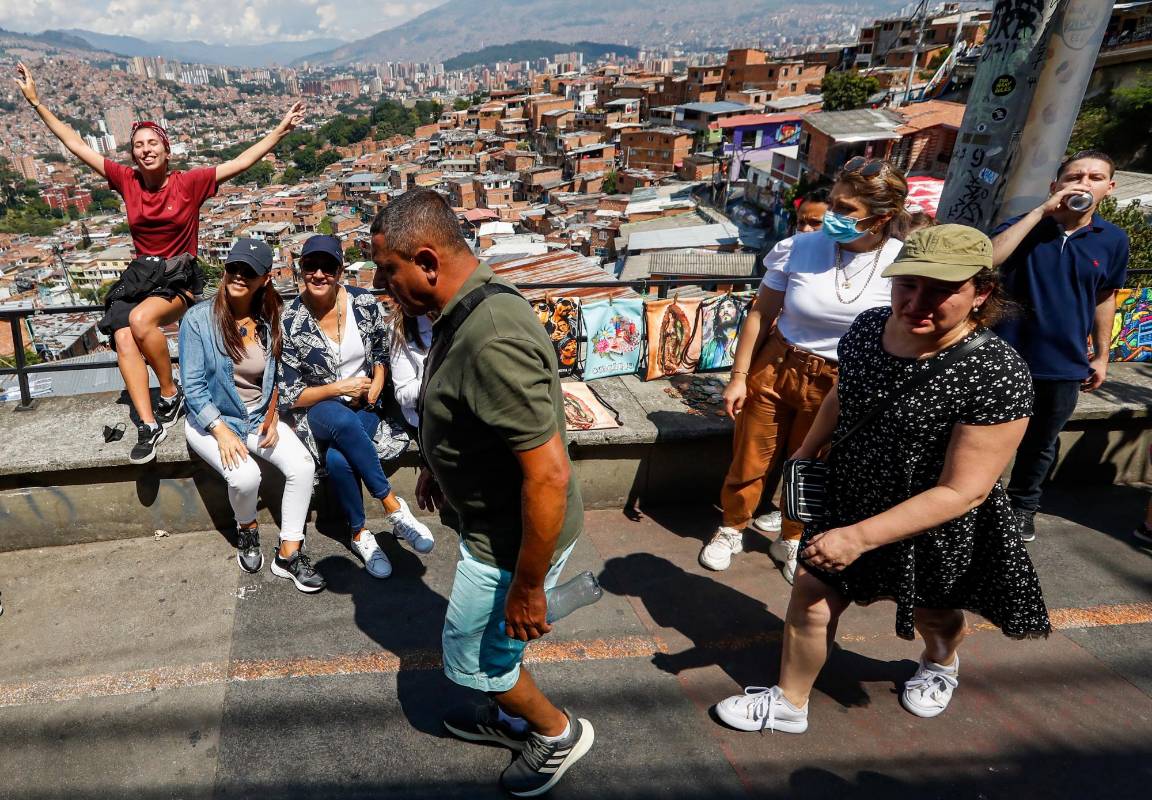 Los habitantes para llegar a sus hogares deben sortear un sin número de visitantes que invaden las calles y escaleras del sector. Foto: Manuel Saldarriaga Quintero.