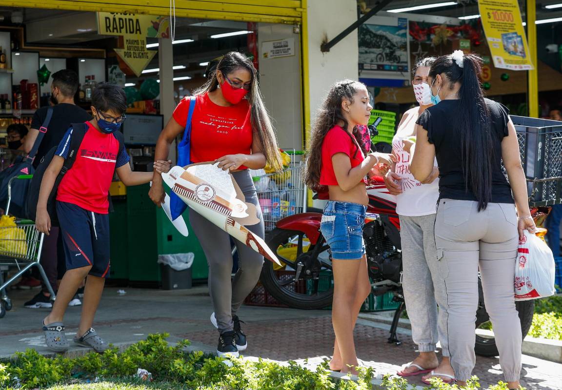 Varias personas aprovecharon la oportunidad de salir nuevamente a las calles para realizar compras, como se registra en el barrio Aranjuez. Foto: Manuel Saldarriaga Quintero.