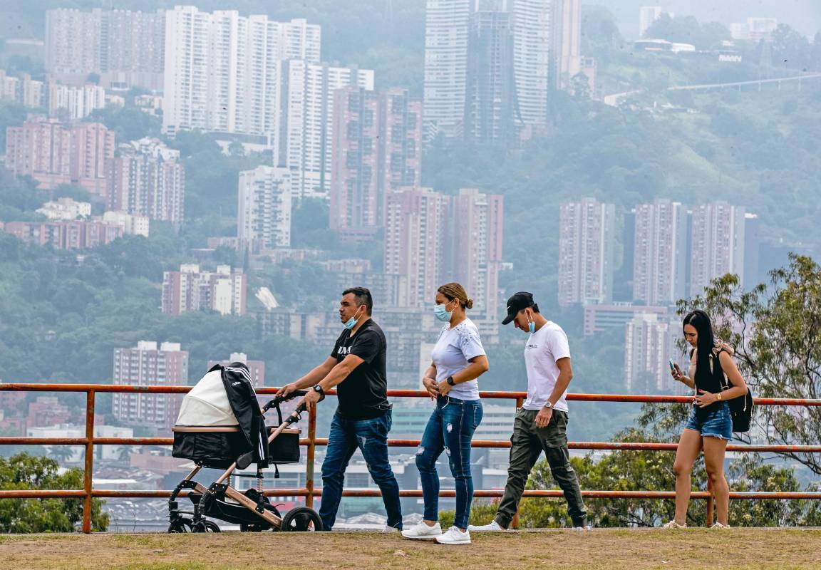 Los turistas llegan al cerro Nutibara para conocer los atractivos del Pueblito Paisa. Foto: Jaime Pérez
