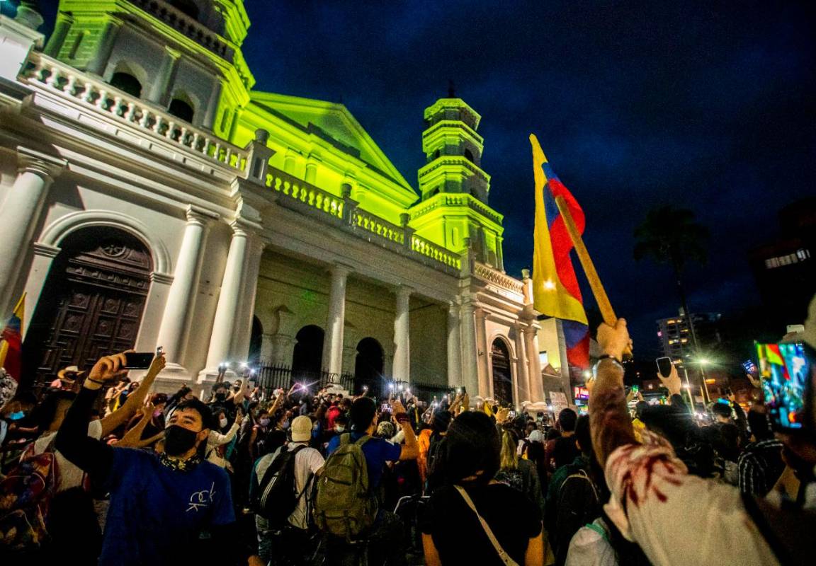 La marcha que salió desde Ciudad del Río, en Medellín, ya llegó al Parque de Envigado, donde múltiples ciudadanos encienden velas y cantan arengas en compañía de varios músicos que también participan de la jornada. Foto Camilo Suárez