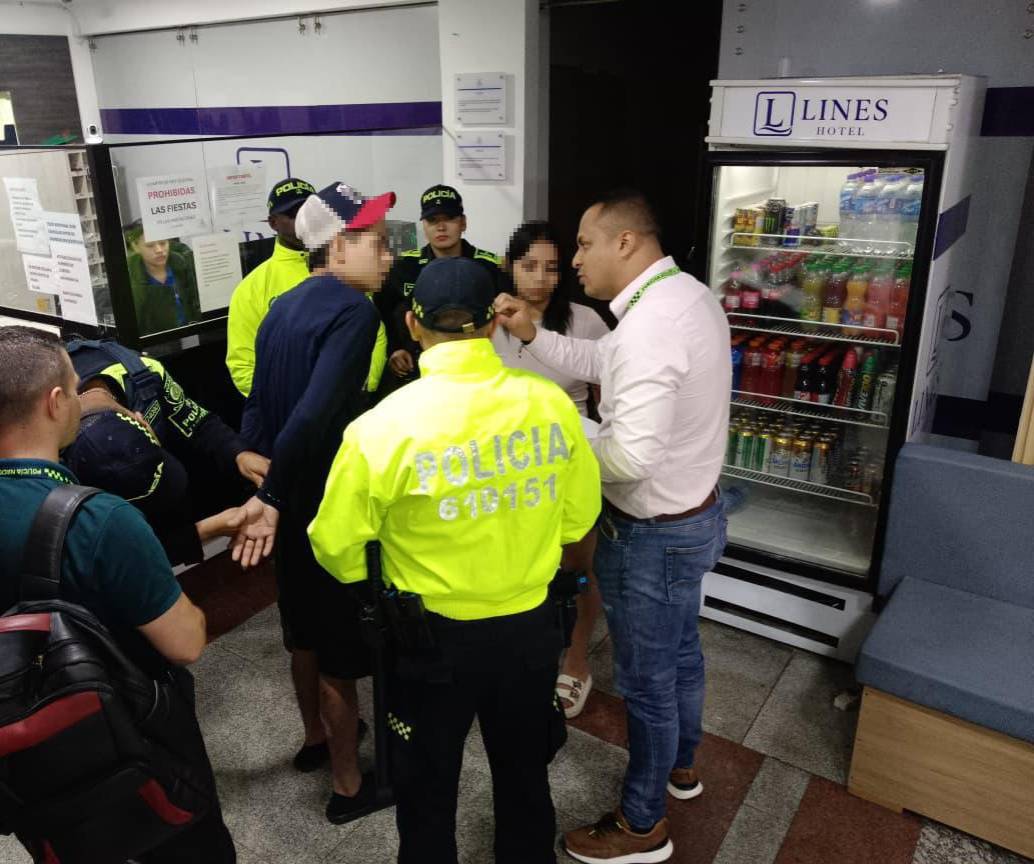 La madre y el padrastro del menor de dos años fueron capturados dentro del hotel donde estaban hospedados y en el que se habrían presentado los casos de maltrato. FOTO: <b>CORTESÍA POLICÍA METROPOLITANA</b>