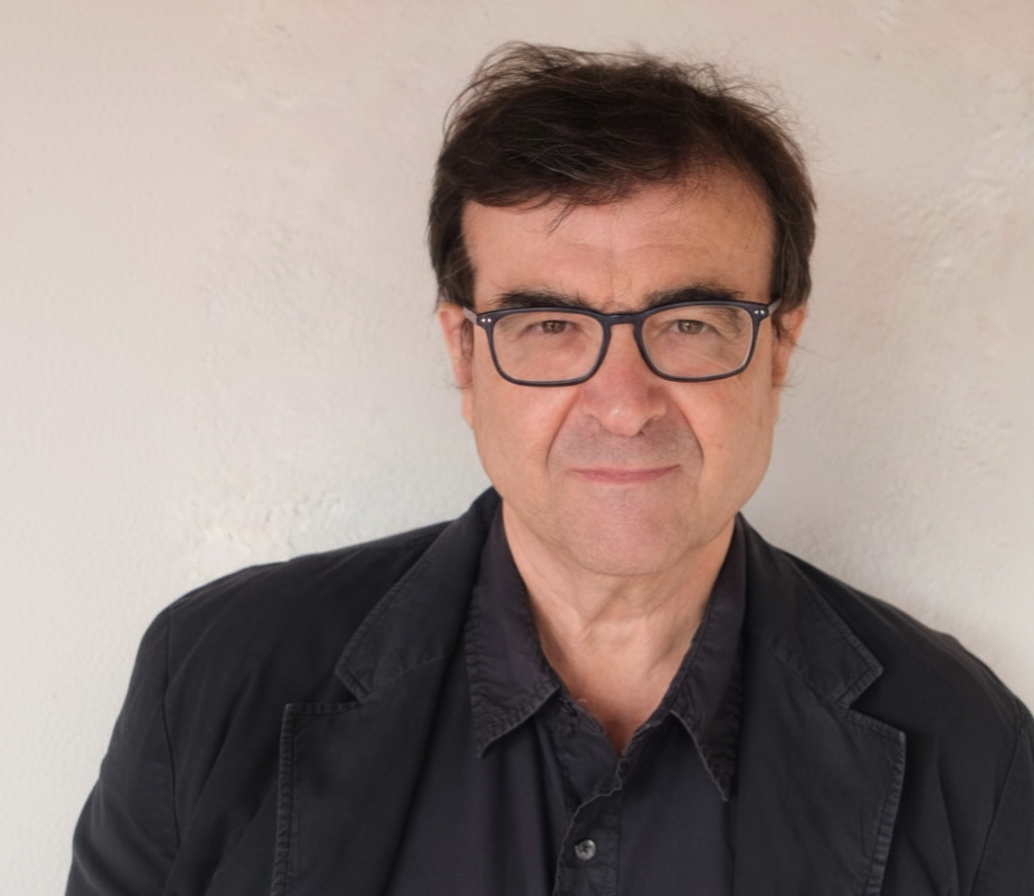 Javier Cercas, escritor español, en <i>El loco de Dios en el fin del mundo</i> no explora tanto la figura del papa Francisco, sino el peso simbólico del catolicismo en un mundo más despreocupado por la religión. 