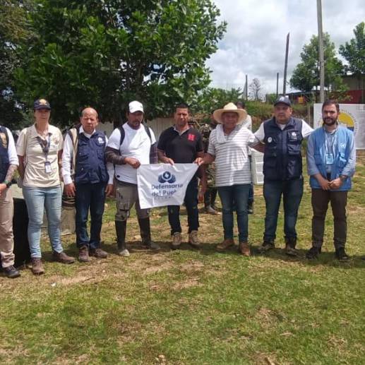 Los liberados, junto a los delegados de la Cruz Roja y la Defensoría del Pueblo. FOTO: Cortesía Cahucopana.