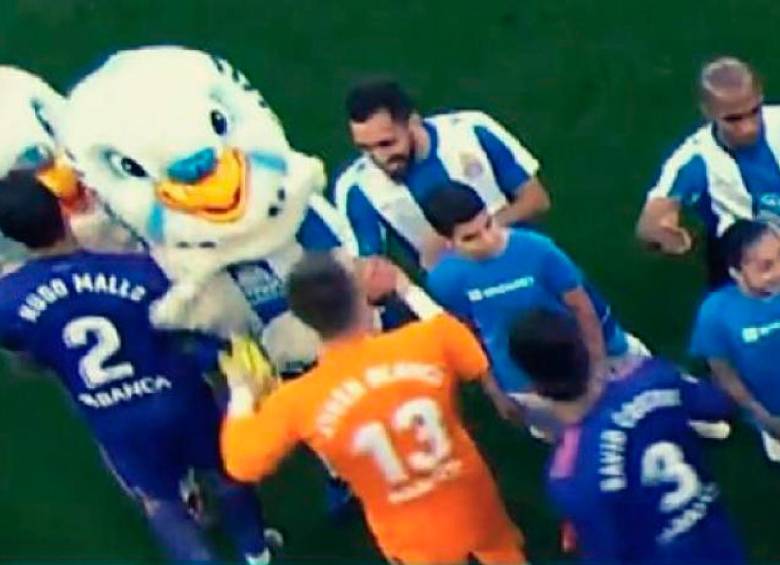 Momento en el que Mayo manosea a una mujer disfrazada de mascota. FOTO CAPTURA DE VIDEO