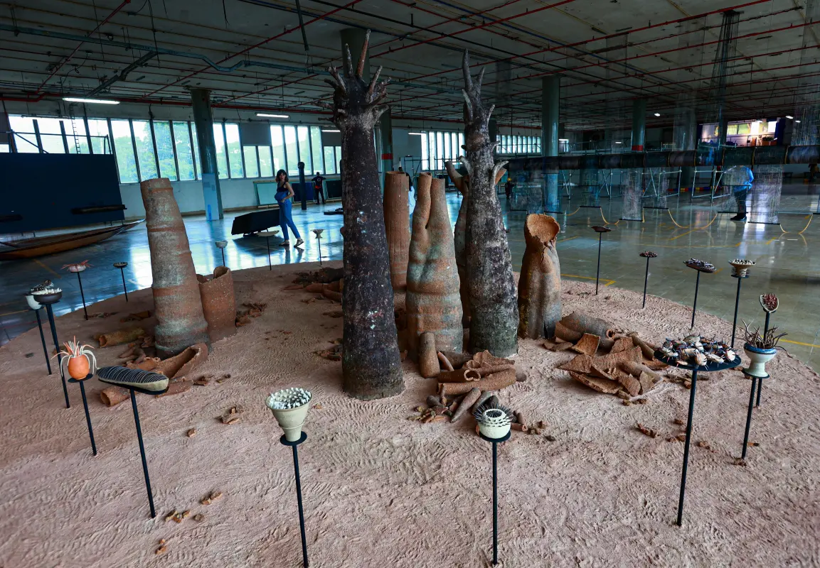 La Bienal, que tuvo su última edición en 1981, renace con una visión renovada y un enfoque global que busca consolidar a la región como un referente del arte contemporáneo en América Latina. Exposición del artista José Ignacio Vélez en el Edificio Coltabaco. Foto: Manuel Saldarriaga Quintero.