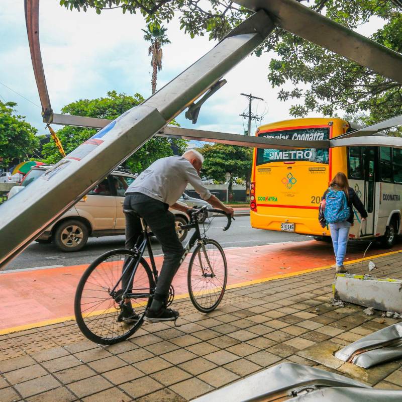 Paraderos de buses destruidos, como este ubicado en el barrio Los Colores fotografiado en marzo pasado, hacen parte del paisaje diario en Medellín, pese al crecimiento en los ingresos en la administración distrital. FOTO: ESNEYDER GUTIÉRREZ