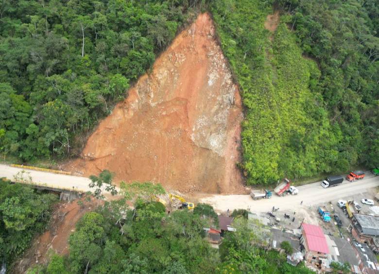 En el centro, magnitud del deslizamiento que cayó sobre la vía. Abajo, obreros del Invías y maquinaria retirando la tierra. FOTO: Cortesía