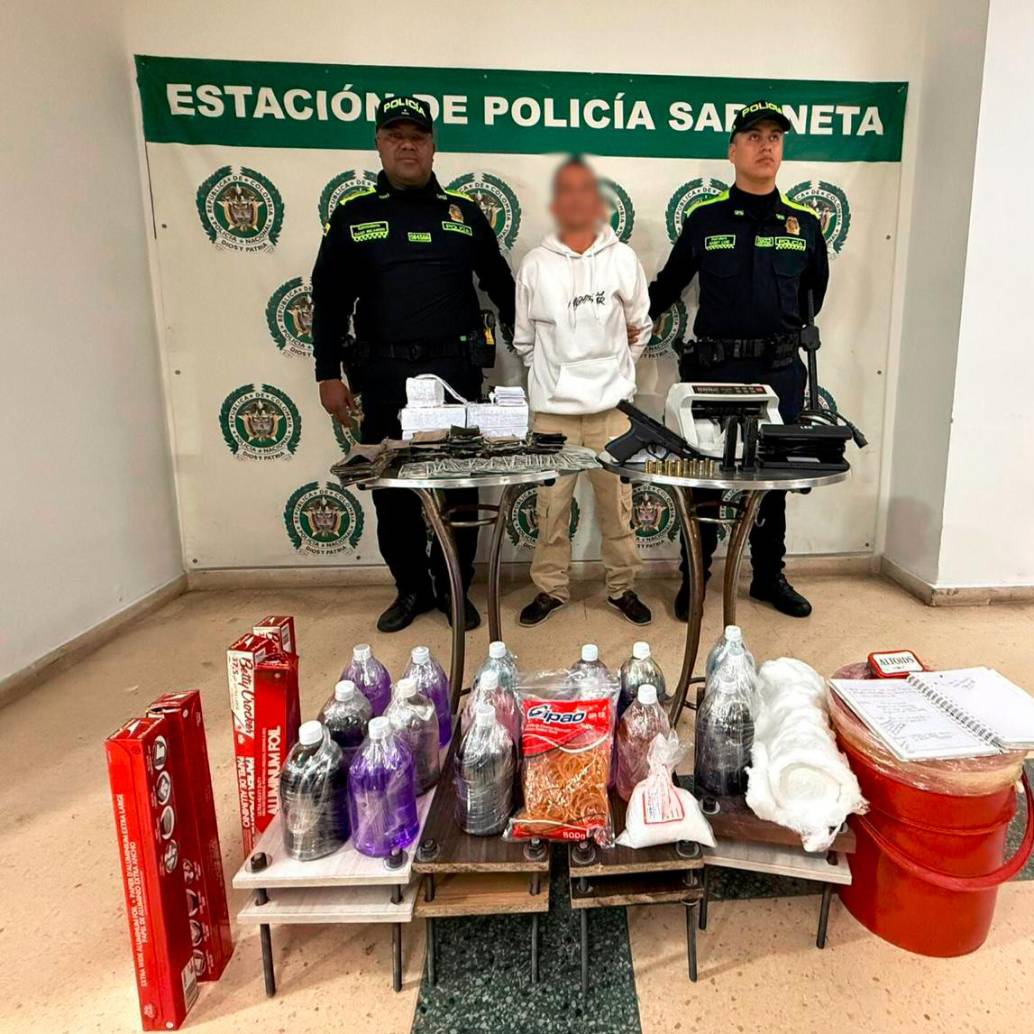 Dentro de la vivienda en Sabaneta, los agentes de la Policía Metropolitana encontraron todos los químicos y el papel que se iba a usar para la fabricación de los billetes falsos, que iban a ser incluidos en el mercado de Sabaneta. FOTO: CORTESÍA
