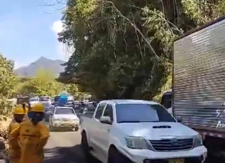 Los vehículos pasando en ambos sentidos tras reapertura de la vía. FOTO: imagen tomada de redes sociales