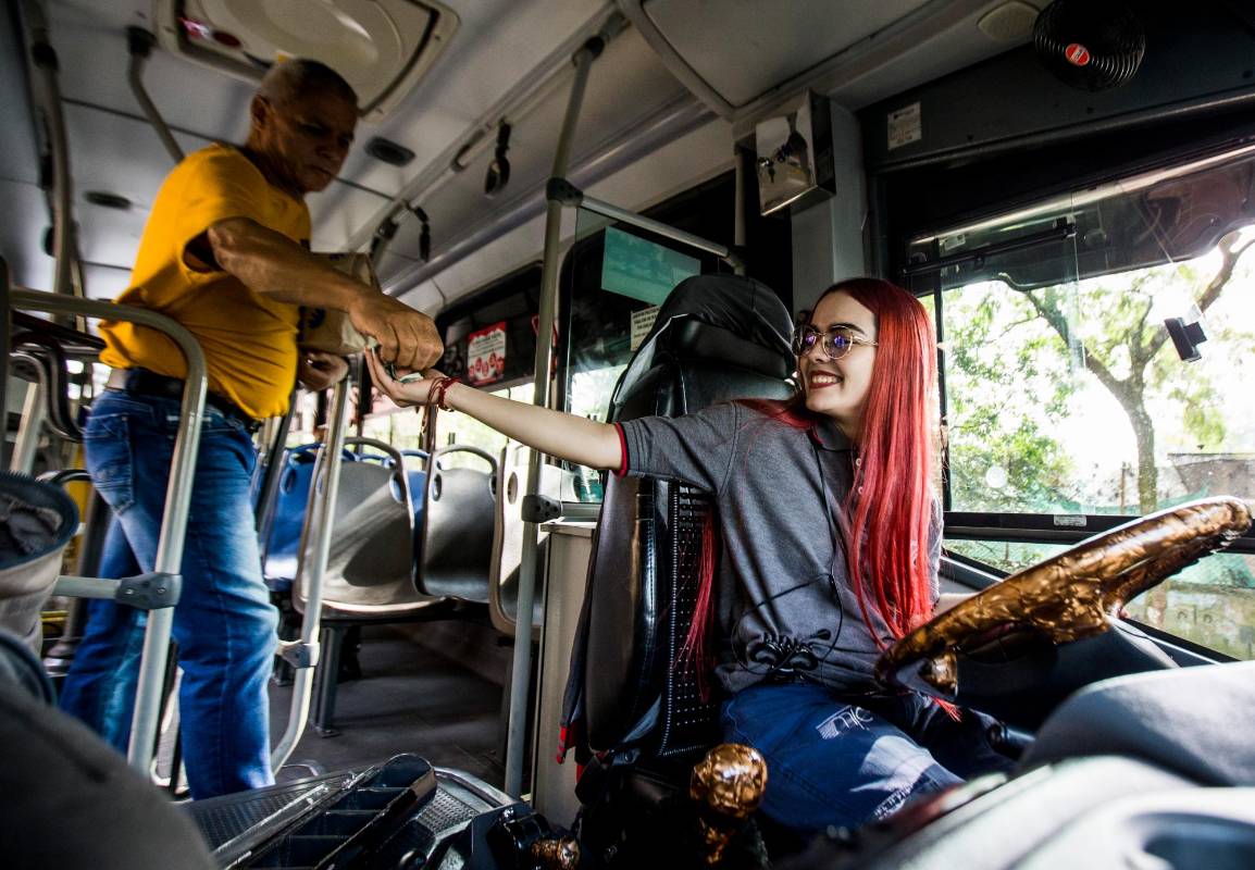 Ella hace su trabajo con tal tranquilidad y soltura que parece no ser consciente de todo lo que significa semejante reto. Dice que disfruta el trabajo a pesar de los disgustos en la ruta. FOTO JULIO CÉSAR HERRERA