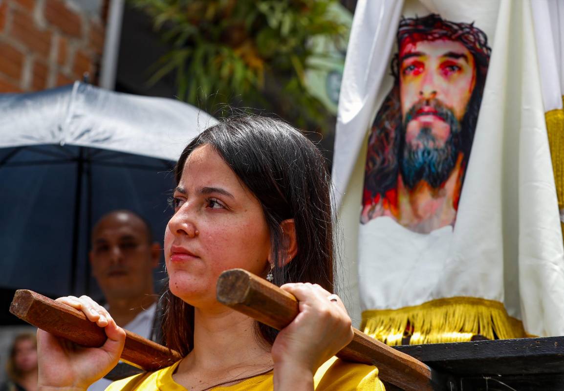 Las mujeres ayudaron a cargar los santos en el barrio Aranjuez. Foto: Manuel Saldarriaga Quintero.