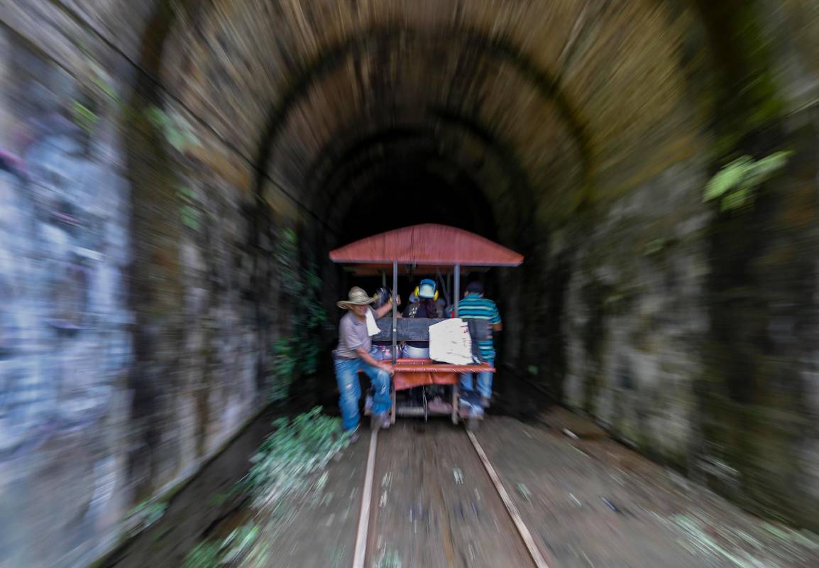 Entre las estaciones Santiago y Cisneros del antiguo Ferrocarril de Antioquía pasan los motorodillos. Foto: Manuel Saldarriaga Quintero