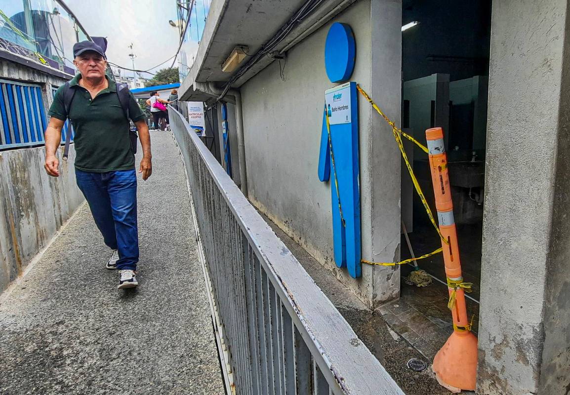 Uno de los baños está clausurado por reparaciones, pero hay varios con problemas de infraestructura. Foto: Carlos Velásquez