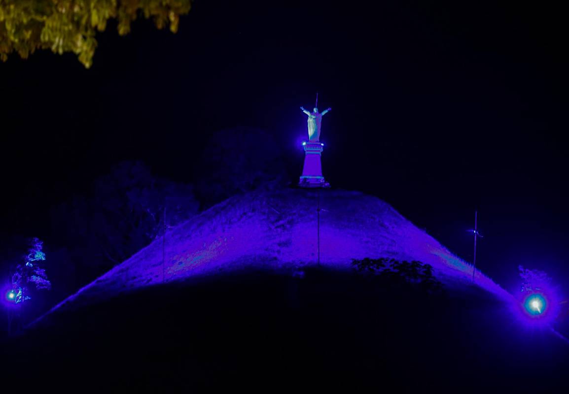 El Cristo Redentor es iluminado en las noches y se puede ver desde el parque principal y los alrededores del municipio. Foto: Manuel Saldarriaga Quintero.
