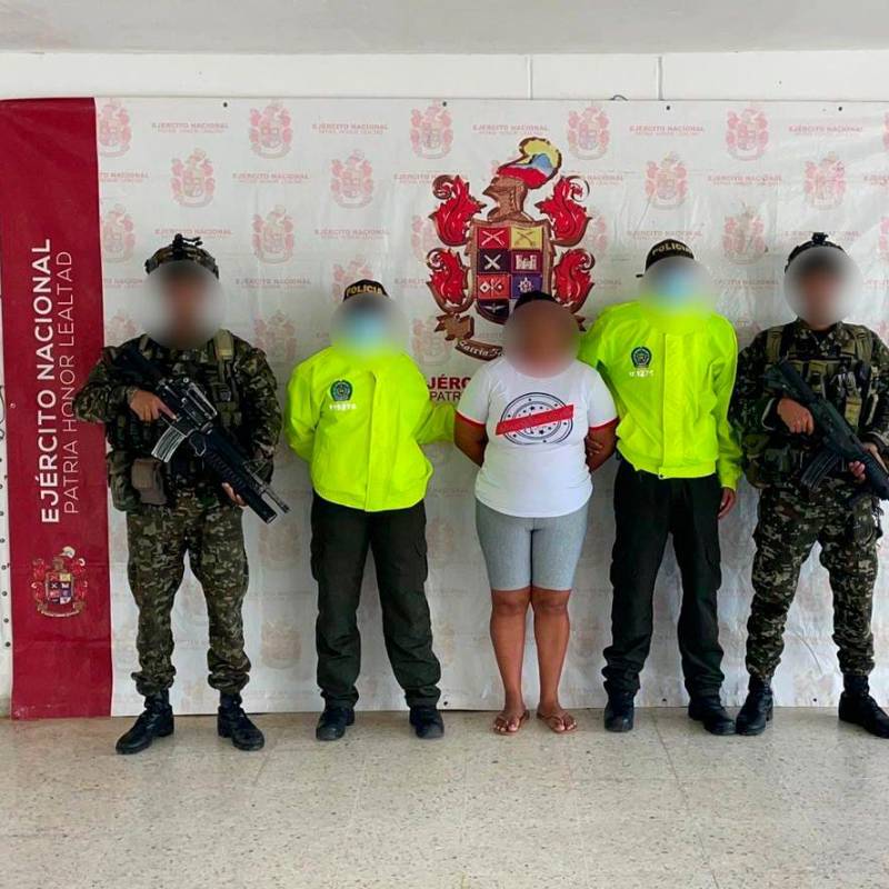 La mujer fue presentada ante las autoridades competentes para su judicialización. FOTO Cortesía Ejército