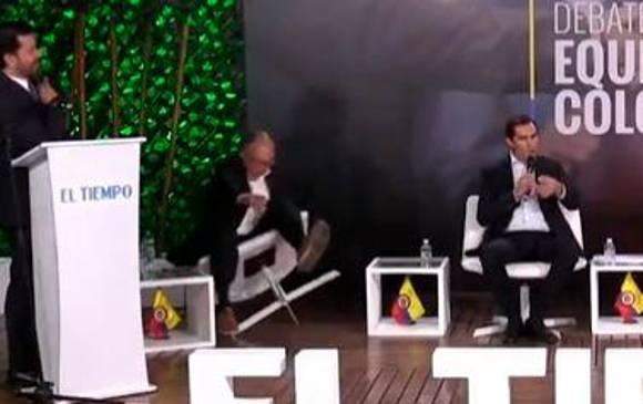 El momento de la caída de Juan Carlos Echeverry durante el debate. FOTO CAPTURA DE VIDEO