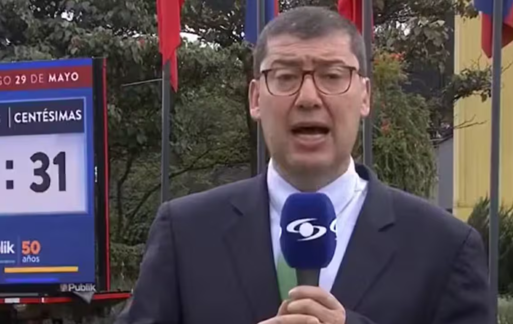 El periodista Jhon Jairo ‘JJ’ Pinilla falleció en Bogotá a los 63 años, informó Noticias Caracol. FOTO: Noticias Caracol