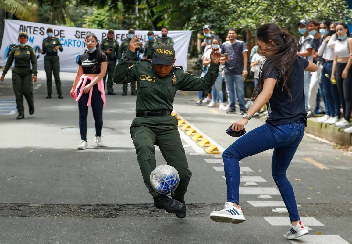 Estudiantes de la Universidad María Cano y y Patrulleras de la Policía Nacional jugaron un partido en medio de un plantón. Foto: Manuel Saldarriaga Quintero.