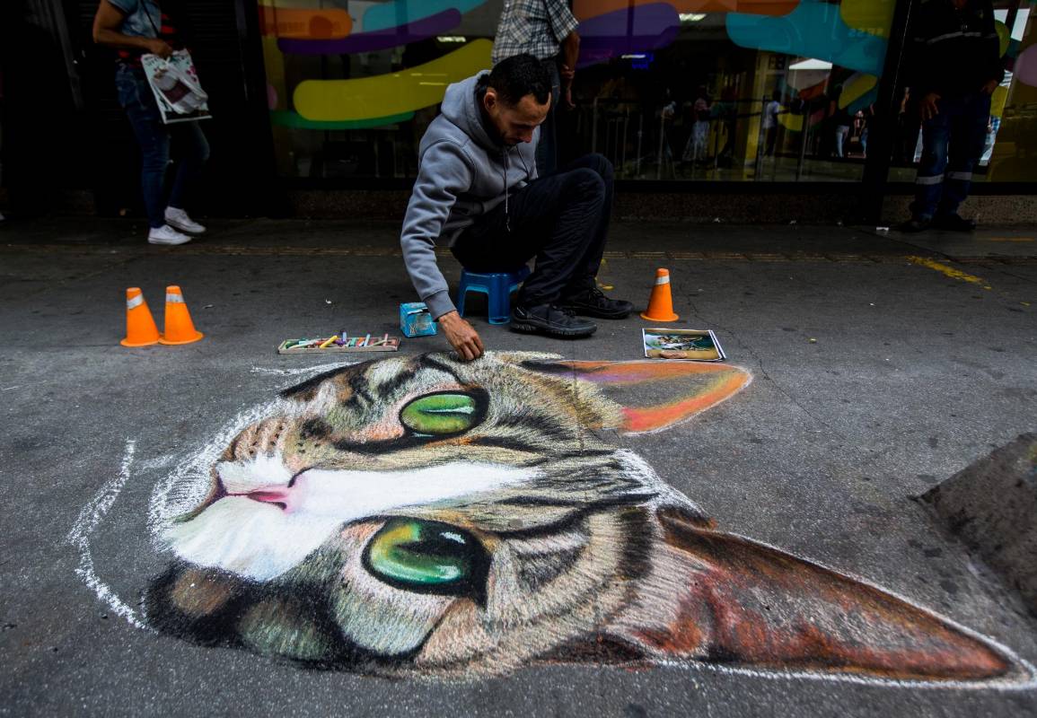 Ricardo Toro lleva aproximadamente 4 años pintando, con tizas de colores, este pasaje comercial de la ciudad. Foto Julio César Herrera