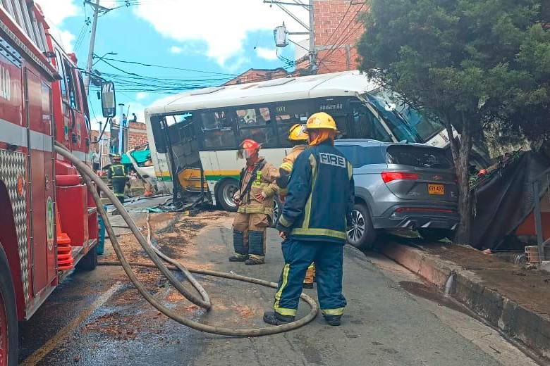 Este bus alimentador fue arrastrado por un planchón, el cual ocasionó el grave accidente en el barrio Zamora, de Bello, que dejó a una mujer fallecida. FOTO: ALEJANDRA MORALES RÍOS