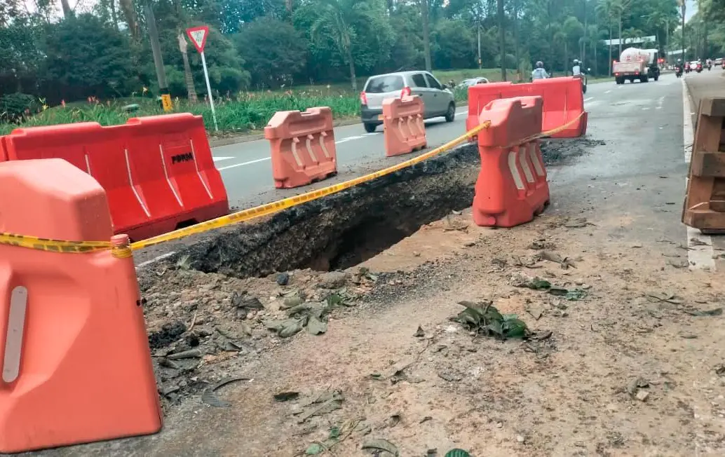 Esta es la socavación que se registró en la salida del primer retorno de este corredor, en los límites del barrio San Diego y El Poblado, por lo que afecta la circulación de quienes vienen desde el aeropuerto y el Oriente antioqueño hacia Medellín. FOTO: Cortesía