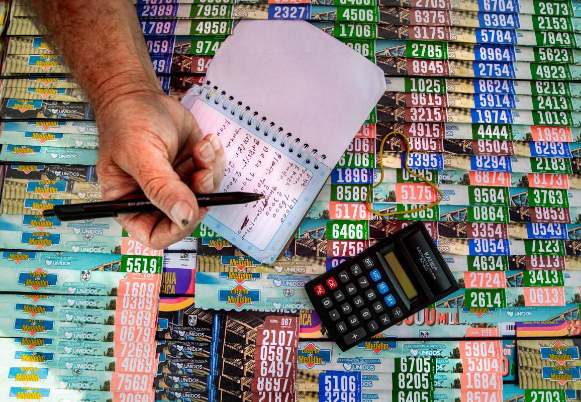 Los loteros mantienen una serie de combinaciones numéricas que ofrecen como las más ganadores. Foto: Camilo Suárez