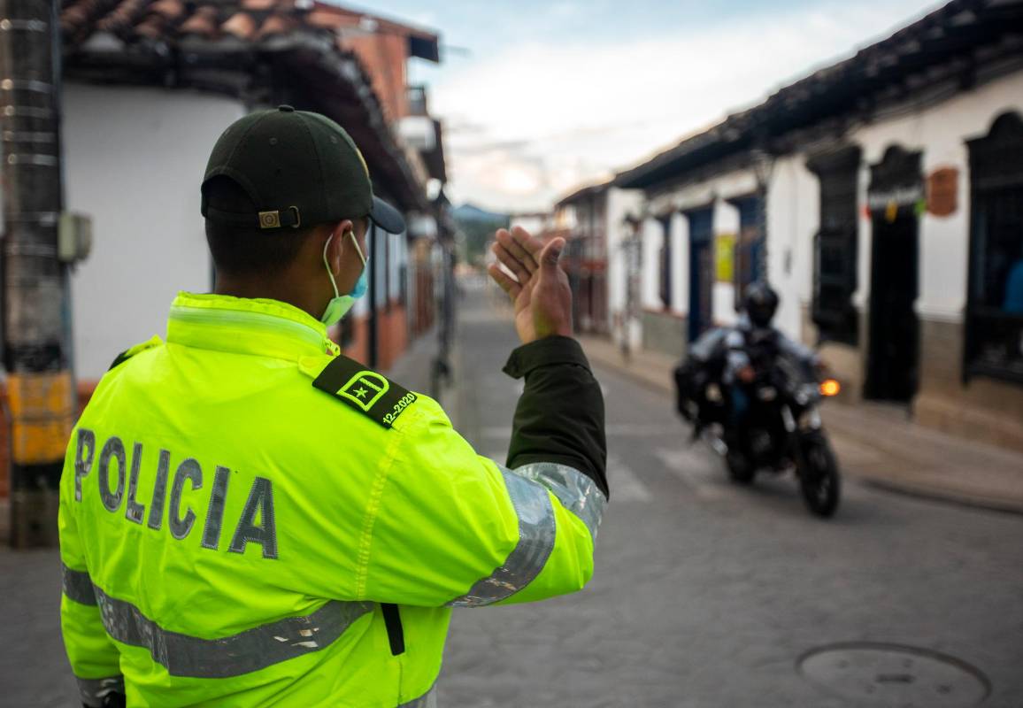 Control policial para vehículos en El Retiro Antioquía. Foto: Camilo Suárez