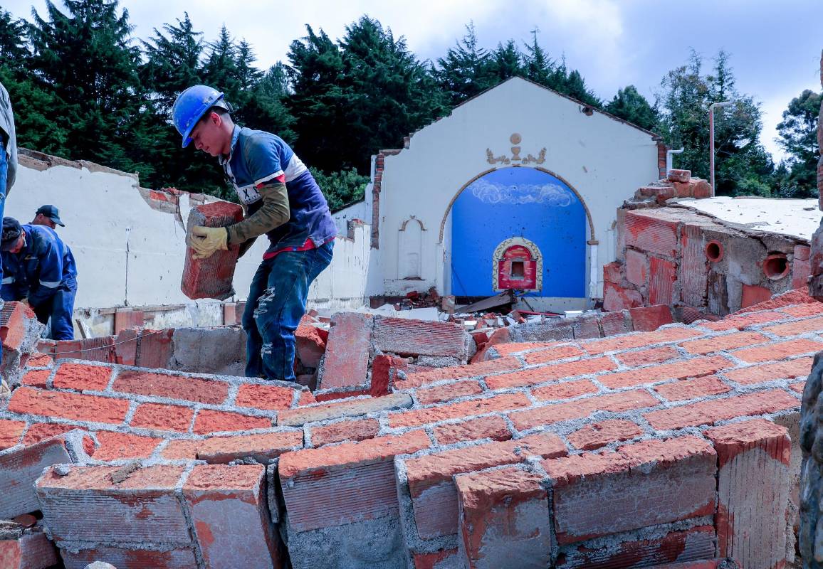 El procedimiento se hizo de manera controlada con una grúa, derribando cada uno de los muros de esta edificación. FOTO JUAN ANTONIO SÁNCHEZ OCAMPO