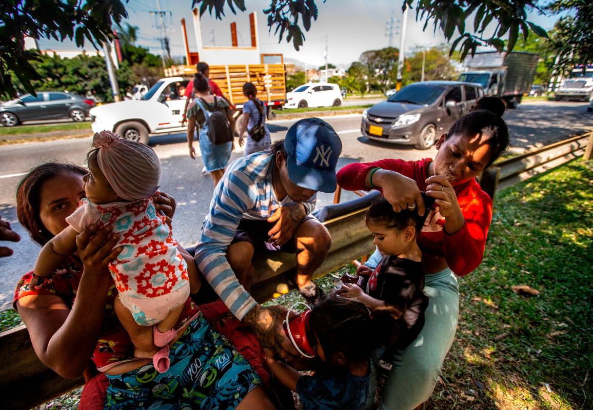Para conseguir la comida y los pasajes para llegar al Urabá, algunos de los adultos han conseguido trabajos informales y temporales. También pidieron solidaridad de los paisas. Foto: Esneyder Gutiérrez Cardona 