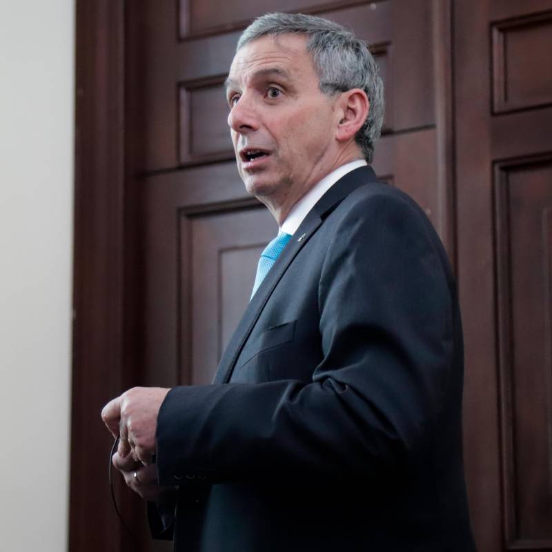 Miguel Gómez, ministro de Hacienda, cuestionó el aumento de 23% aplicado al salario mínimo en 2026 y anticipó el debate para 2027. FOTO COLPRENSA