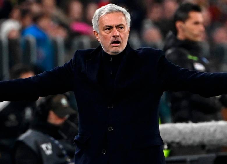 José Mourinho, de 62 años de edad, llegó al equipo turco en 2024. FOTO AFP