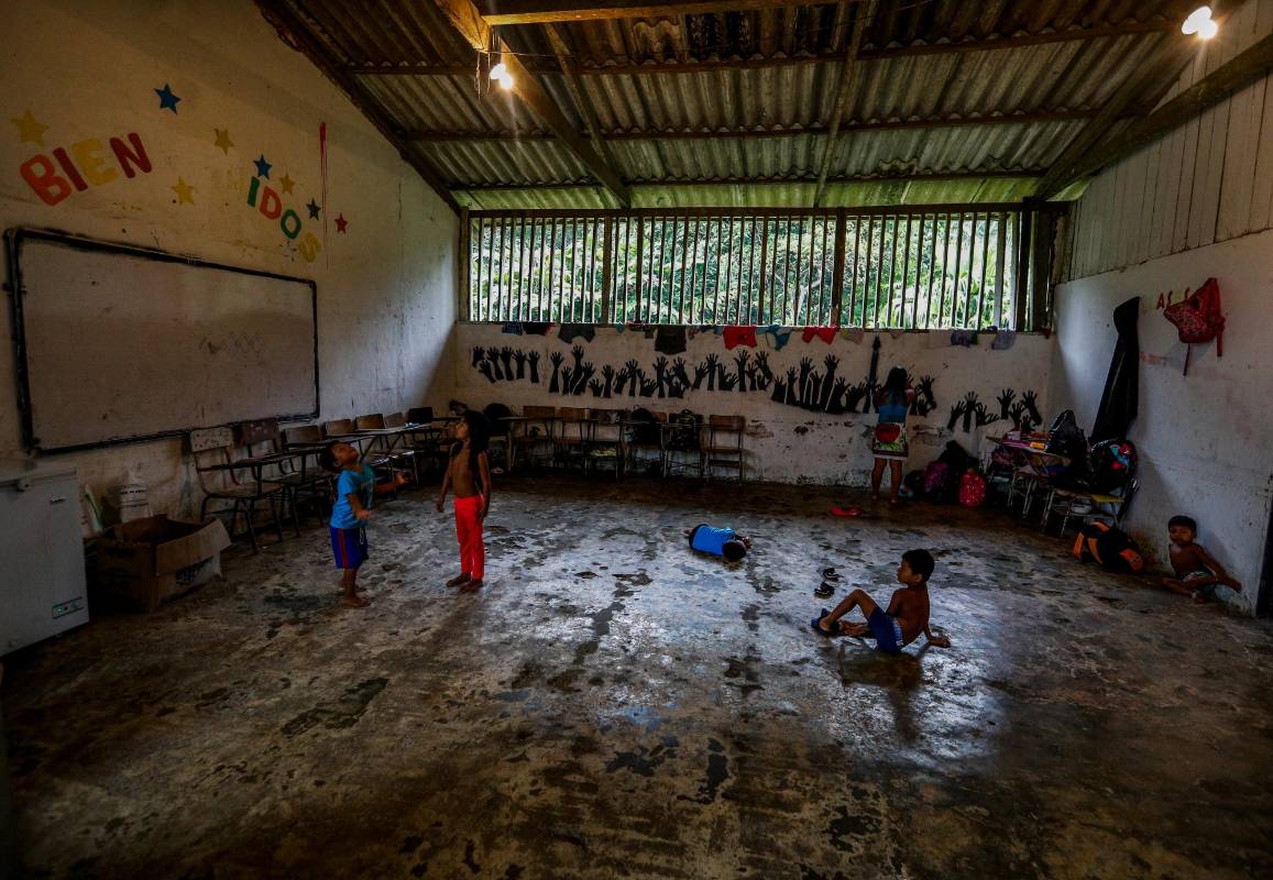 Un aula que se cae a pedazos les sirve de albergue a los indígenas. Foto : Manuel Saldarriaga