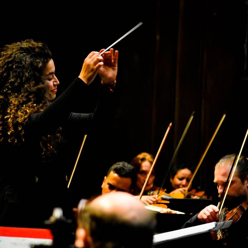 Elizabeth Vergara Gallego estudió Música con énfasis en Dirección en la Universidad de EAFIT, posteriormente una maestría en Dirección Orquestal en el Royal Northern College of Music, en Inglaterra. FOTO @carolinavera1223