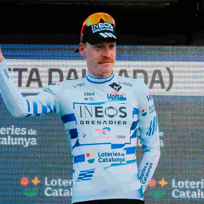 El ciclista francés Dorian Godon ceebra su triunfo en la tercera etapa de la Volta a Cataluña, en la que además es el líder. FOTO: Tomada de X @VoltaCatalunya