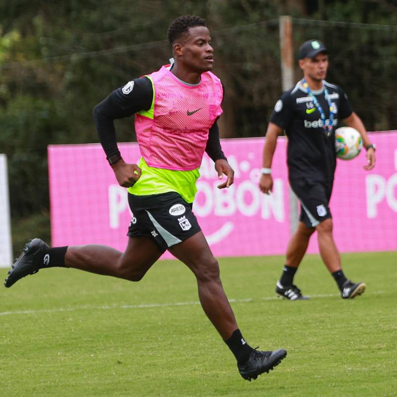 Andrés Román, en primer plano, y Lucas González, al fondo, durante una de las prácticas del conjunto verdolaga. FOTO MANUEL SALDARRIAGA