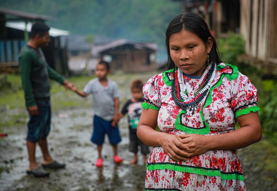 En el resguardo Aguasal, Chocó, Arcelio Manúcama vive con sus hijos, y María Ibelina Sintua su compañera que está en embarazo de su quinto hijo, ellos también tienen programado desplazarse a Medellín cuando nazca el bebe. Foto: MANUEL SALDARRIAGA QUINTERO.