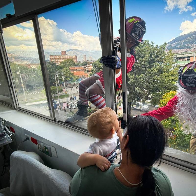 Los bomberos se descolgaron por las ventanas del hospital infantil San Vicente Fundación para alegrar la Navidad de los niños. FOTO: Cortesía Alcaldía de Medellín