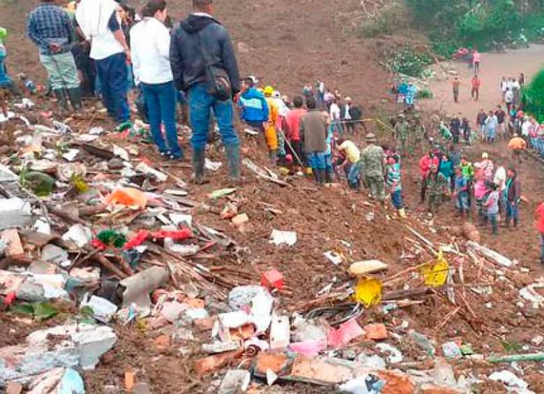 Desde el pasado 8 de enero un derrumbe mantiene cerrado el tráfico vehicular en la vía Panamericana, en comprensión de Rosas, Cauca, dificultando la conexión terrestre con Nariño. FOTO cortesía