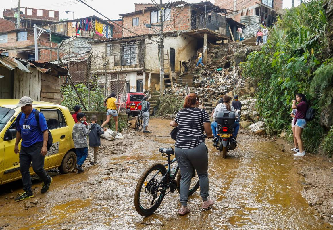 Emvarias envió diez operarios de barrido, tres volquetas, un carrotanque y un carro recolector para realizar las labores de remoción de escombros. Foto: Manuel Saldarriaga Quintero.