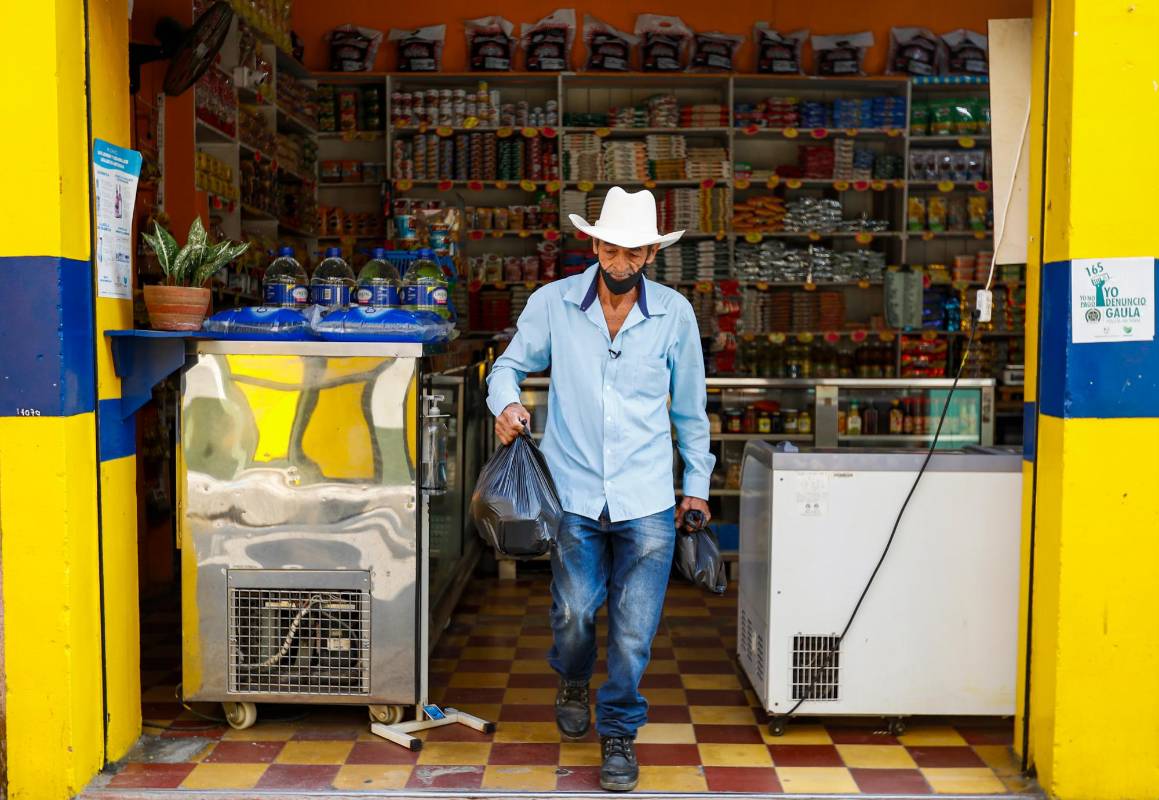 Don Gustavo realiza esa labor por que La vereda quedó repleta de abuelos porque los jóvenes se cansaron de esperar que la vida los atrapara en la loma. Foto: Manuel Saldarriaga Quintero.