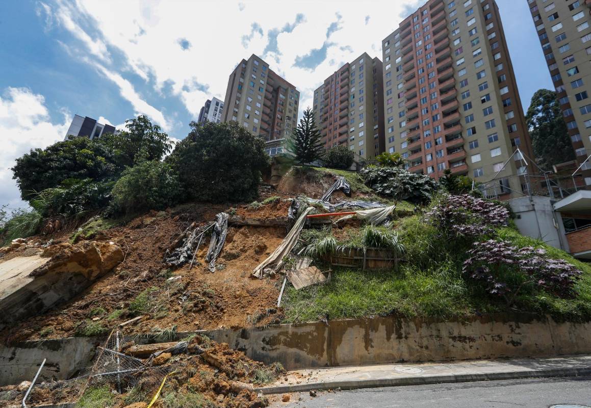 Esta madrugada la situación es de incertidumbre en la zona, mientras las familias afectadas esperan soluciones oportunas de parte de los organismos de socorro. Foto Manuel Saldarriaga