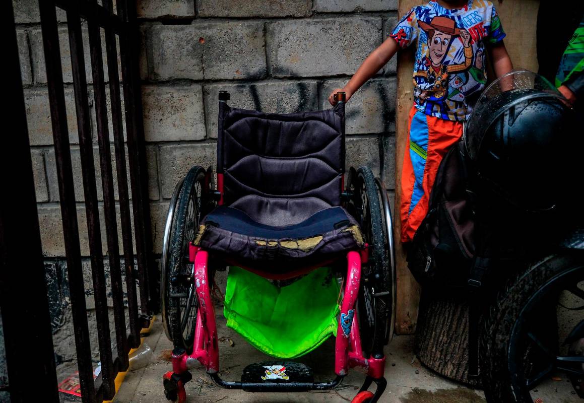 Su silla que es su medio de transporte presenta un desgaste avanzado lo que representa un peligro para su integridad. Foto : Camilo Suárez Echeverry