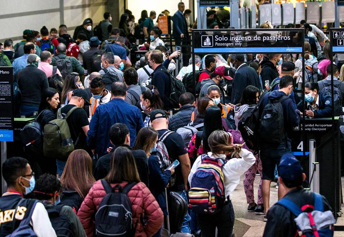 La salida de los vuelos nacionales colapsa en las mañanas. El promedio mensual de pasajeros domésticos llega a los 900.000, con cerca de 35.000 diarios. Foto: Julio Herrera