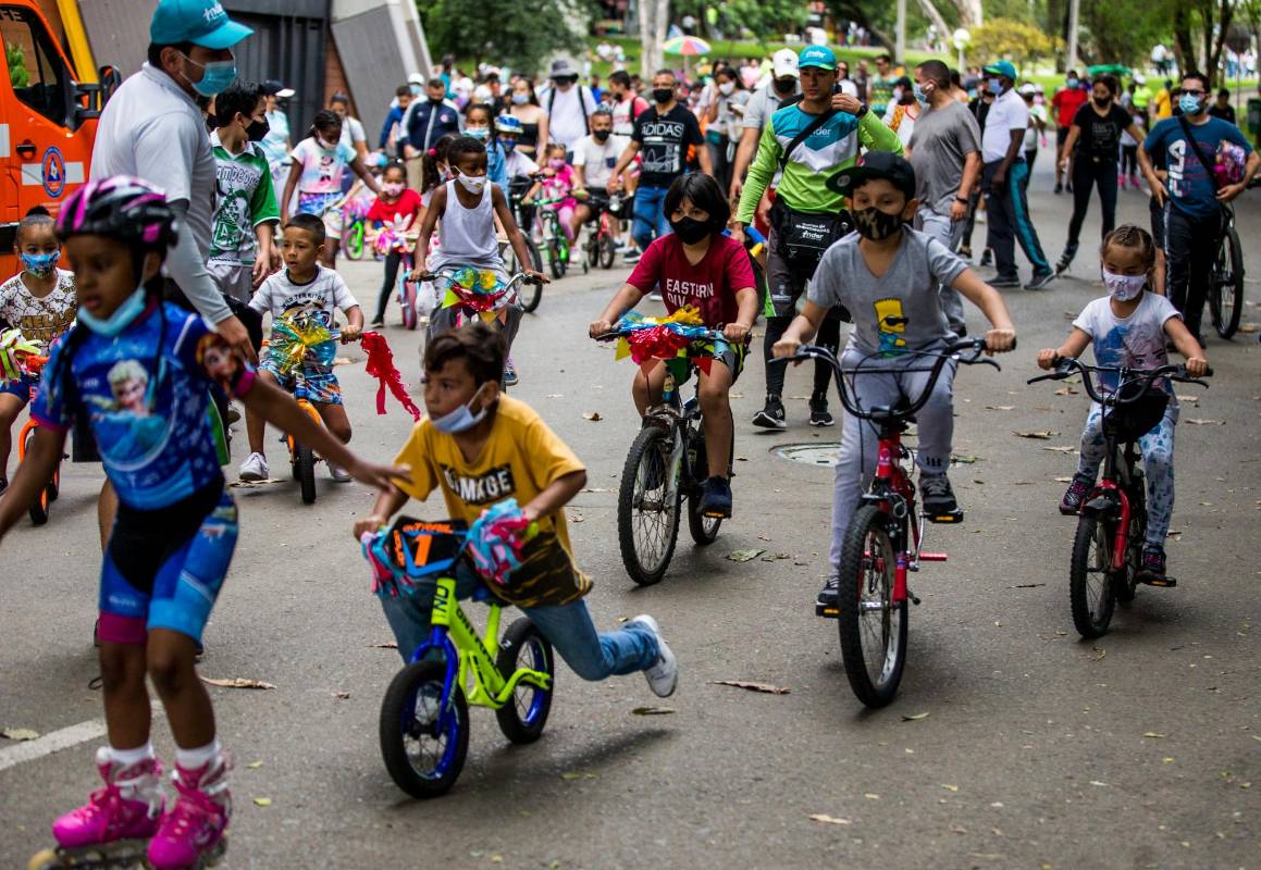  La Bicicleta, es usada estratégicamente como transporte, siendo un medio económico y amigable con el ambiente; en estos tiempos de alta contaminación ambiental. FOTOS JULIO CÉSAR HERRERA