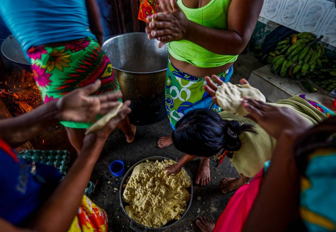 Las mujeres son las encargadas de la preparación de los alimentos. Foto : Manuel Saldarriaga