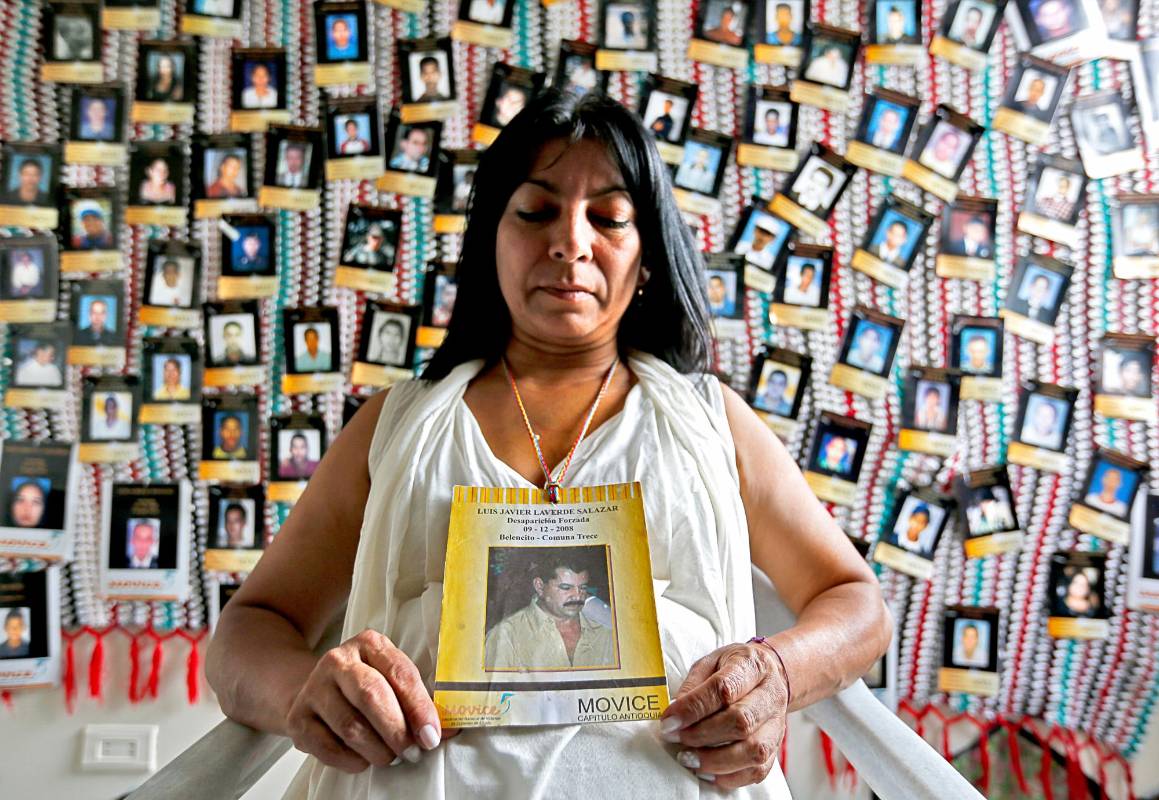 Luz Elena Galeano es una de las integrantes del colectivo Mujeres Caminando por la Verdad, que reúne desde haca más de dos décadas a esposas, madres, hijos, hermanos y otros familiares de las víctimas de la comuna. Ella sigue buscando a su esposo desaparecido. FOTO EL COLOMBIANO