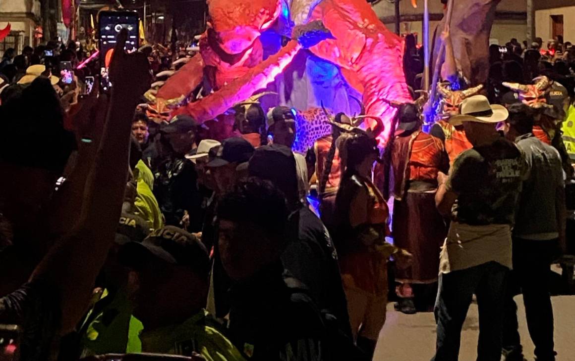 El Diablo del Carnaval sale el sábado, en un desfile por las calles de Riosucio. El de este año midió seis metros ochenta. Foto: Mónica Quintero R.